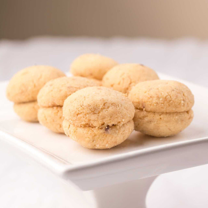 Baci di Dama Artigianali – Biscotti alle Nocciole con Ripieno Goloso